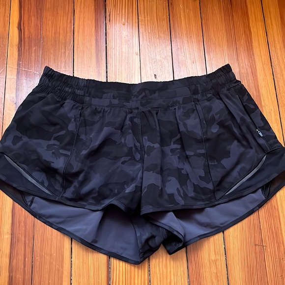 lululemon athletica Pants - Lululemon Hotty Hot Short 2.5 Incognitio Camo Multi Grey/Black Sz 10